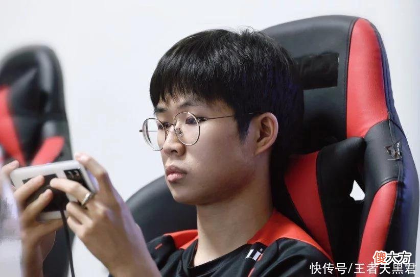 【游戏世界】AG初晨试训LGD效果不错，啊泽身价上涨，准备抢estar二队子衿