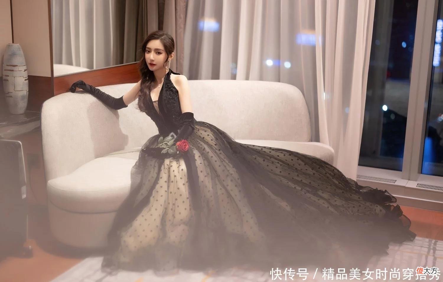 【时尚一点】黑色网纱的礼服裙，强烈的视觉效果让人不由感叹
