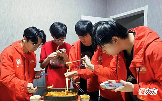 【游戏迷】XYG夏赛季人员将会怎么变动?张大仙直播说出答案,一门不会挂牌