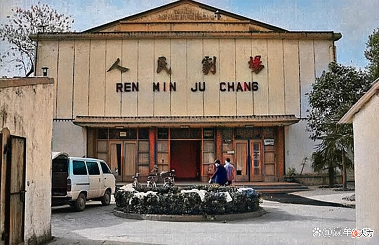 【历史故事】老照片：90年代的江苏南通，人民剧场、桃坞路、南大街、南通钟楼
