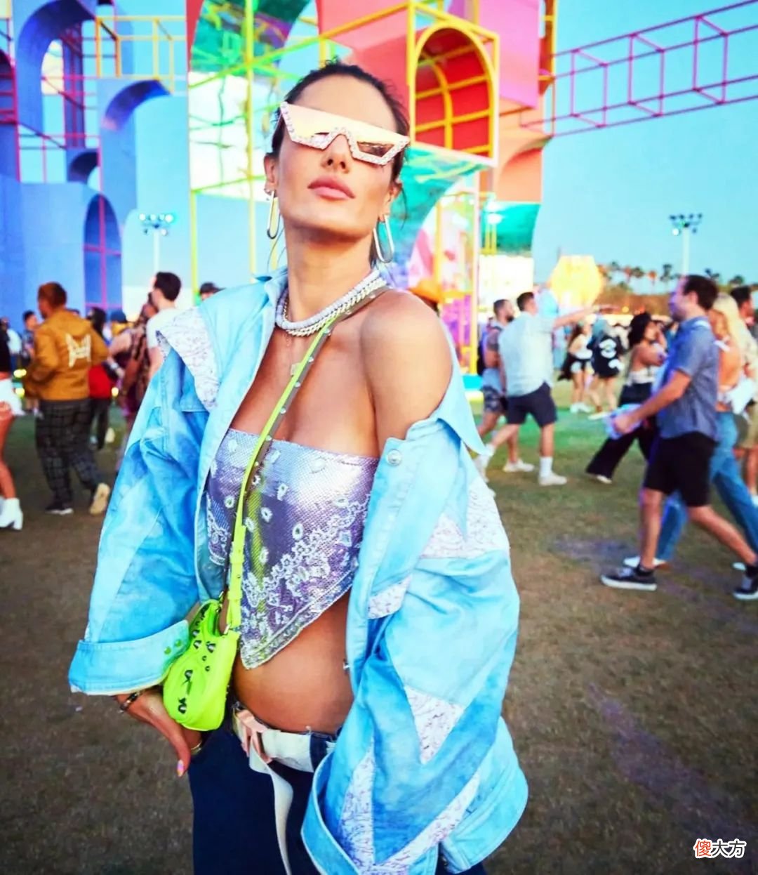 【就爱时尚】夏日辣妹穿搭灵感，还得看加州Coachella～
