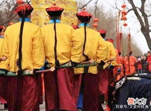 【爱历史】和珅身兼数十个要职，他的法定俸禄是多少？仔细算来也是一笔巨款