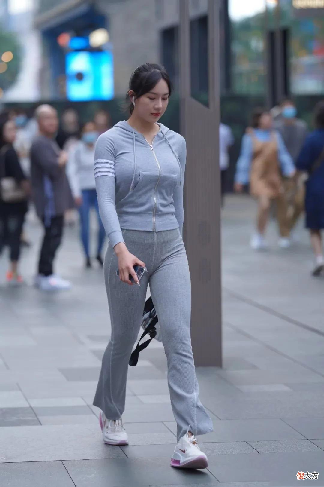 【时尚一点】身材苗条有型搭配灰色长裤， 时尚又不失优雅，彰显东方女性成熟韵味