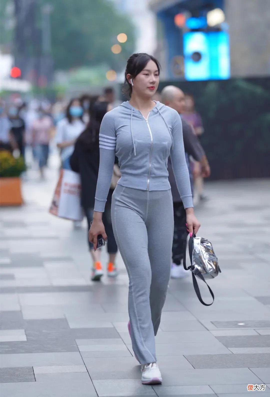 【时尚一点】身材苗条有型搭配灰色长裤， 时尚又不失优雅，彰显东方女性成熟韵味