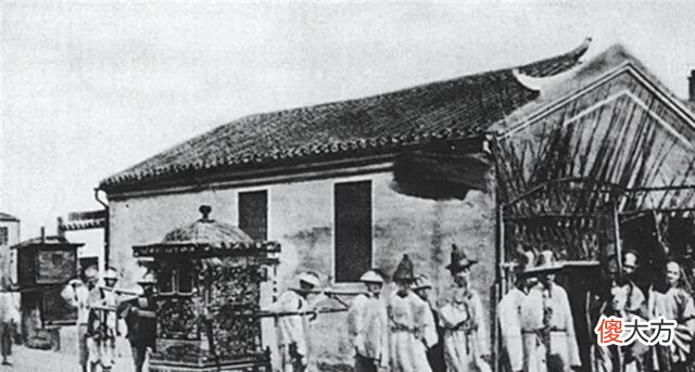 【爱历史】纪实:现代版“武则天”,山东一农妇“称帝”,在村里建后宫男团