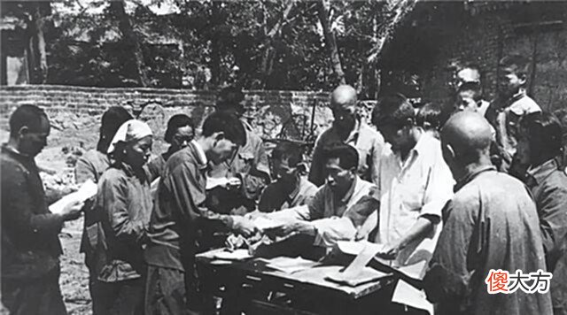 【爱历史】纪实:现代版“武则天”,山东一农妇“称帝”,在村里建后宫男团