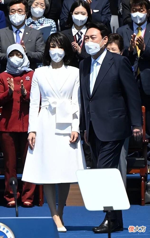 【就爱时尚】明星脸的韩国新晋第一夫人虽争议颇多，但却衣品过人值得熟女借鉴