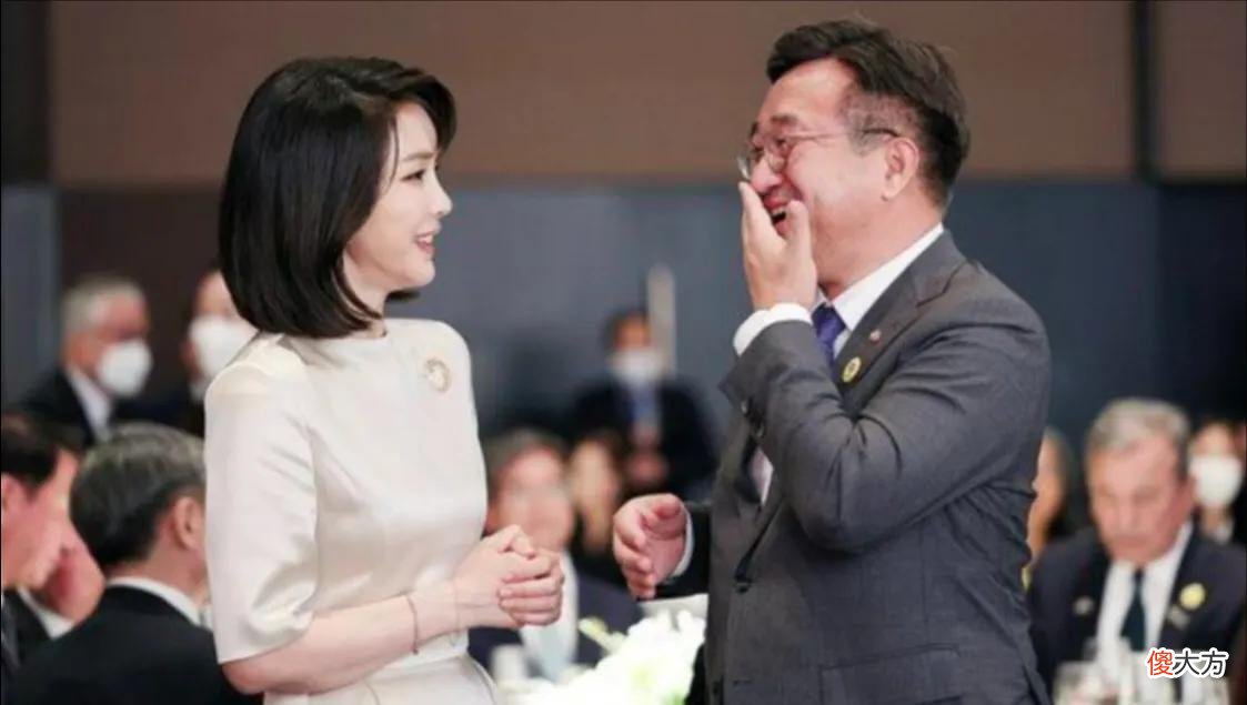 【就爱时尚】明星脸的韩国新晋第一夫人虽争议颇多，但却衣品过人值得熟女借鉴