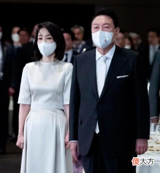 【就爱时尚】明星脸的韩国新晋第一夫人虽争议颇多，但却衣品过人值得熟女借鉴