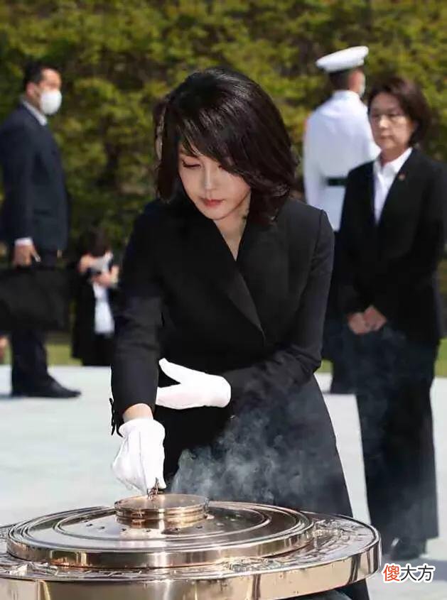 【就爱时尚】明星脸的韩国新晋第一夫人虽争议颇多，但却衣品过人值得熟女借鉴