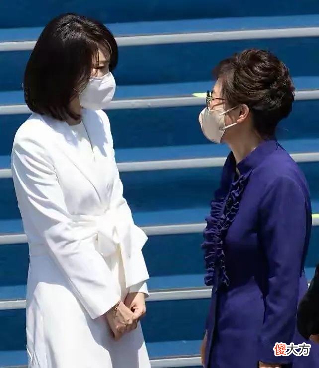 【就爱时尚】明星脸的韩国新晋第一夫人虽争议颇多，但却衣品过人值得熟女借鉴