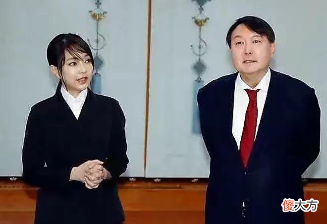【就爱时尚】明星脸的韩国新晋第一夫人虽争议颇多，但却衣品过人值得熟女借鉴