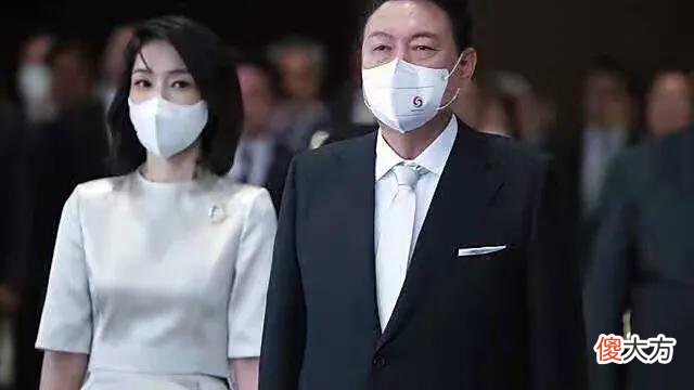 【就爱时尚】明星脸的韩国新晋第一夫人虽争议颇多，但却衣品过人值得熟女借鉴