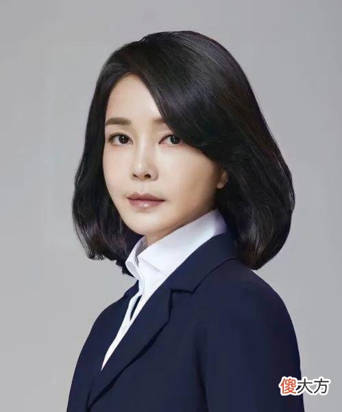 【就爱时尚】明星脸的韩国新晋第一夫人虽争议颇多，但却衣品过人值得熟女借鉴
