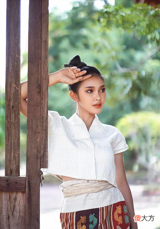 【就爱时尚】老挝“氧气美女”金娜丽，冰肌玉肤治愈系笑容，老挝式穿搭太惊艳