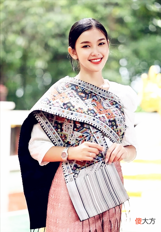 【就爱时尚】老挝“氧气美女”金娜丽，冰肌玉肤治愈系笑容，老挝式穿搭太惊艳
