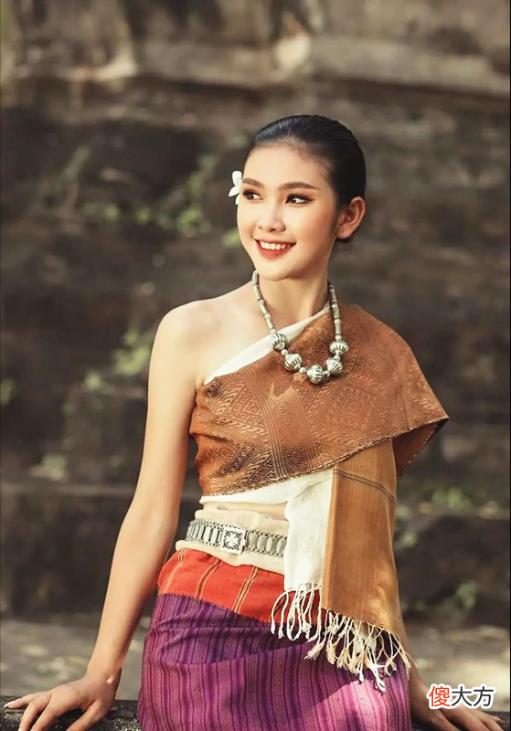 【就爱时尚】老挝“氧气美女”金娜丽，冰肌玉肤治愈系笑容，老挝式穿搭太惊艳