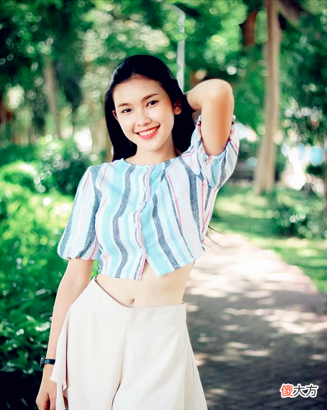 【就爱时尚】老挝“氧气美女”金娜丽，冰肌玉肤治愈系笑容，老挝式穿搭太惊艳