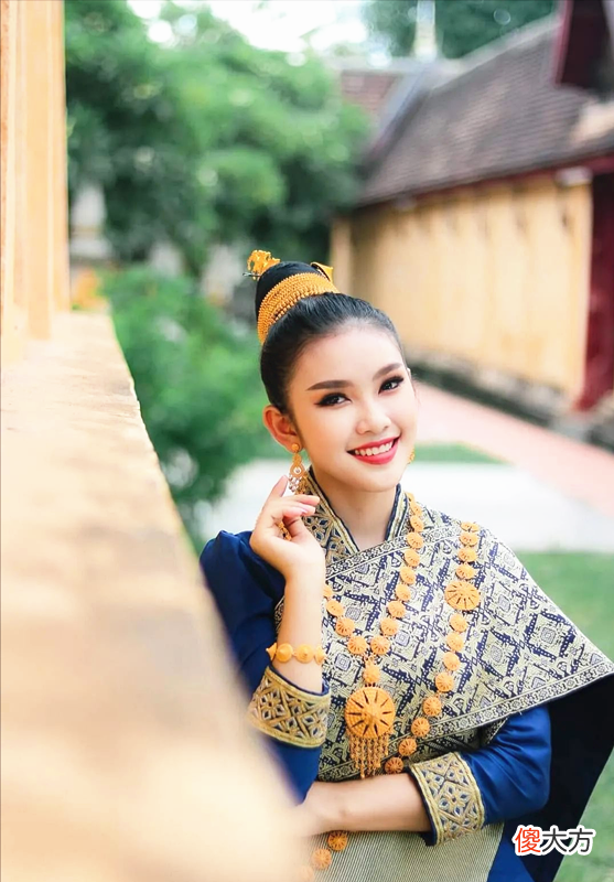 【就爱时尚】老挝“氧气美女”金娜丽，冰肌玉肤治愈系笑容，老挝式穿搭太惊艳