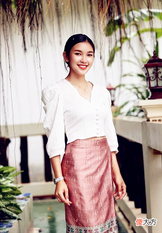 【就爱时尚】老挝“氧气美女”金娜丽，冰肌玉肤治愈系笑容，老挝式穿搭太惊艳