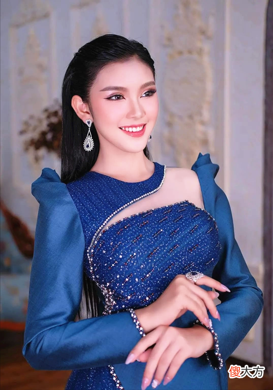 【就爱时尚】老挝“氧气美女”金娜丽，冰肌玉肤治愈系笑容，老挝式穿搭太惊艳