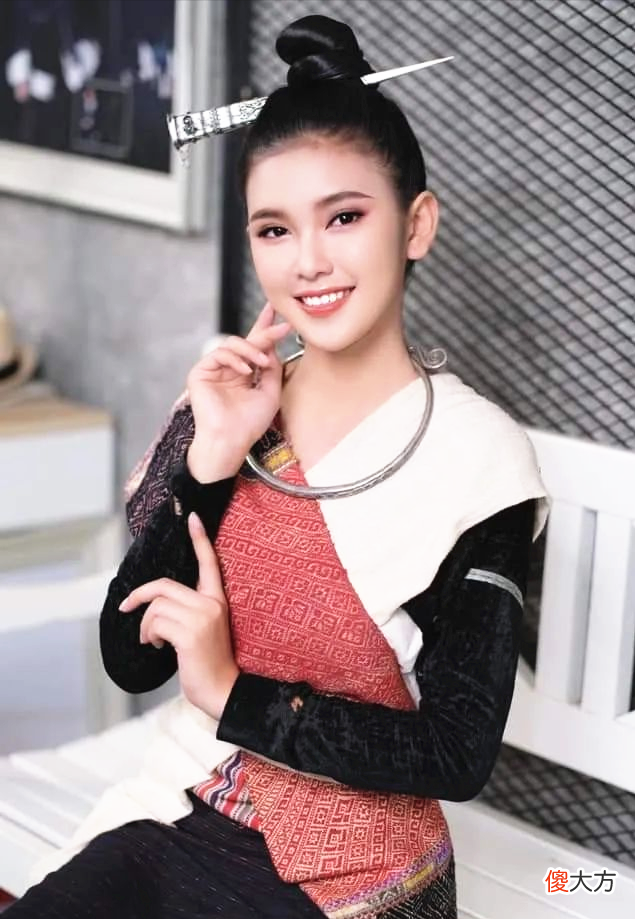 【就爱时尚】老挝“氧气美女”金娜丽，冰肌玉肤治愈系笑容，老挝式穿搭太惊艳