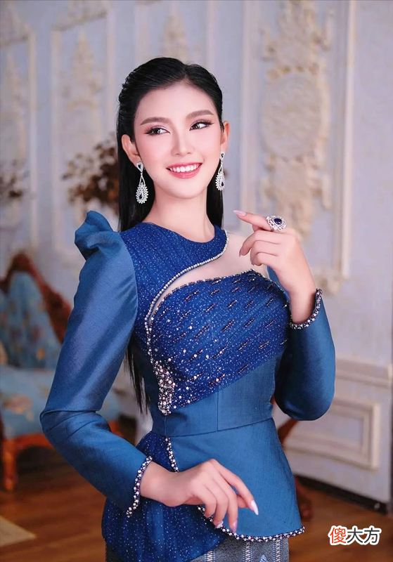 【就爱时尚】老挝“氧气美女”金娜丽，冰肌玉肤治愈系笑容，老挝式穿搭太惊艳