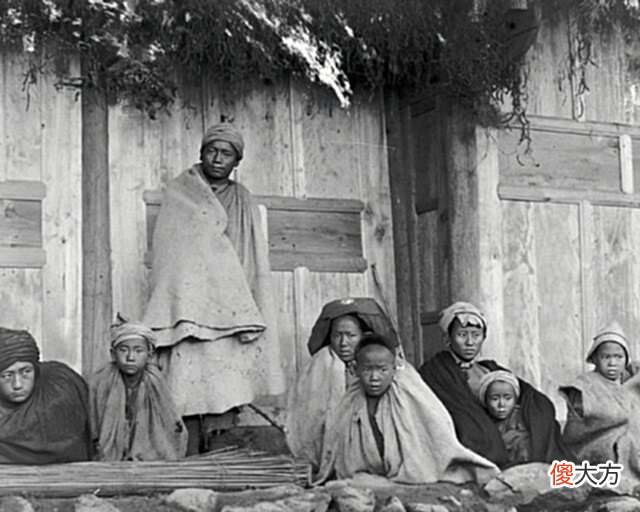 【历史故事】晚清老照片:彝族土司后院三妻四妾燕环肥瘦,男子们蜷缩在楼屋!