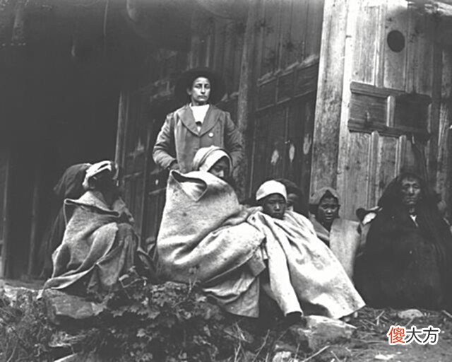 【历史故事】晚清老照片:彝族土司后院三妻四妾燕环肥瘦,男子们蜷缩在楼屋!