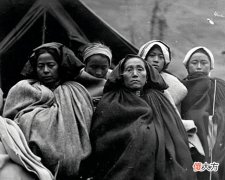 【历史故事】晚清老照片:彝族土司后院三妻四妾燕环肥瘦,男子们蜷缩在楼屋!
