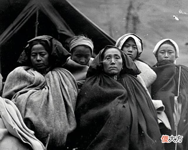 【历史故事】晚清老照片:彝族土司后院三妻四妾燕环肥瘦,男子们蜷缩在楼屋!