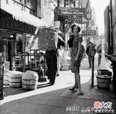 【就爱时尚】60年代美国女孩在唐人街里的旗袍秀 别有一番味道