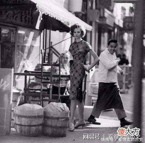 【就爱时尚】60年代美国女孩在唐人街里的旗袍秀 别有一番味道