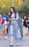 【就爱时尚】女子一身飘逸长裙，美艳动人，优雅气质尽在一颦一笑中！！