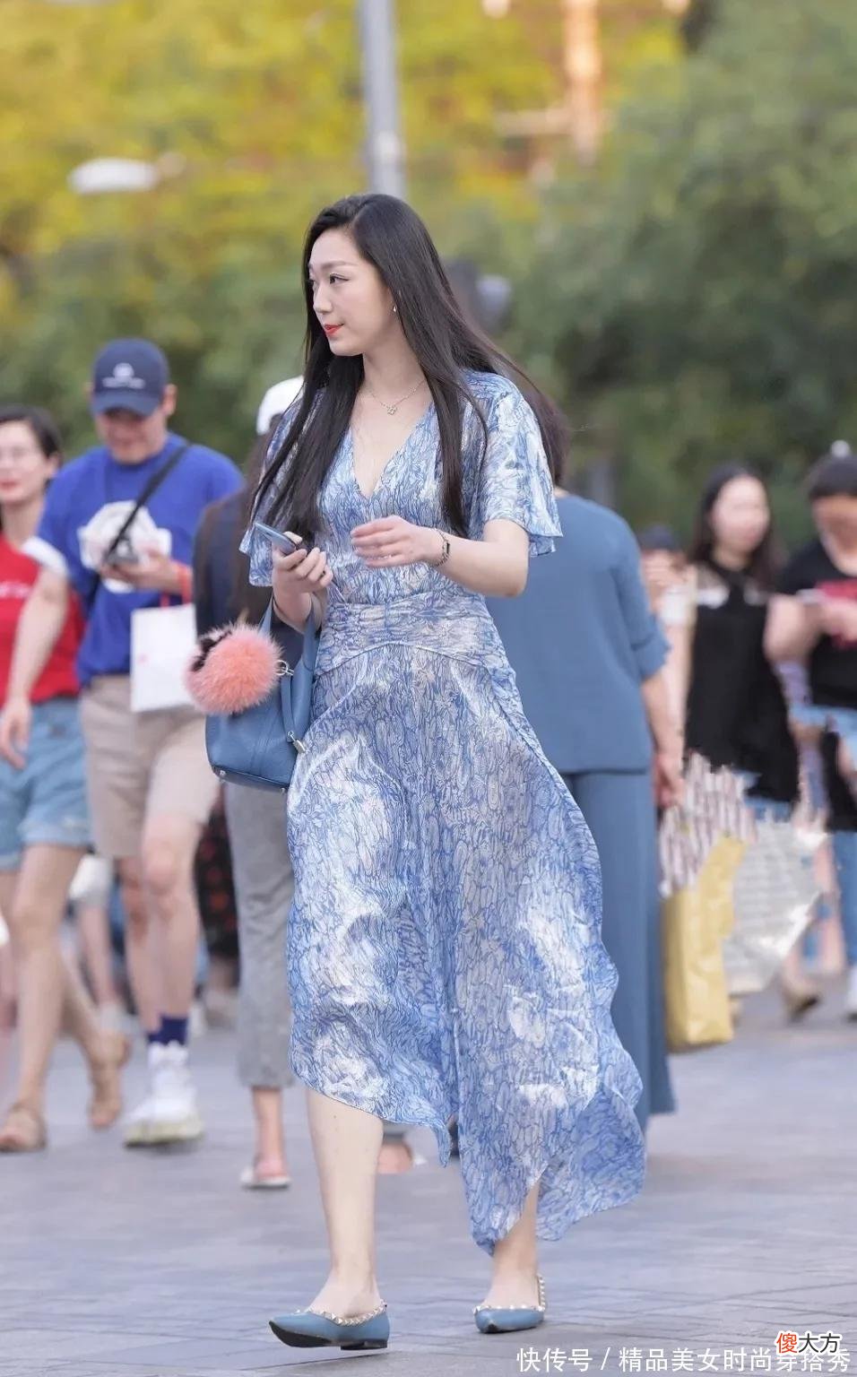 【就爱时尚】女子一身飘逸长裙，美艳动人，优雅气质尽在一颦一笑中！！