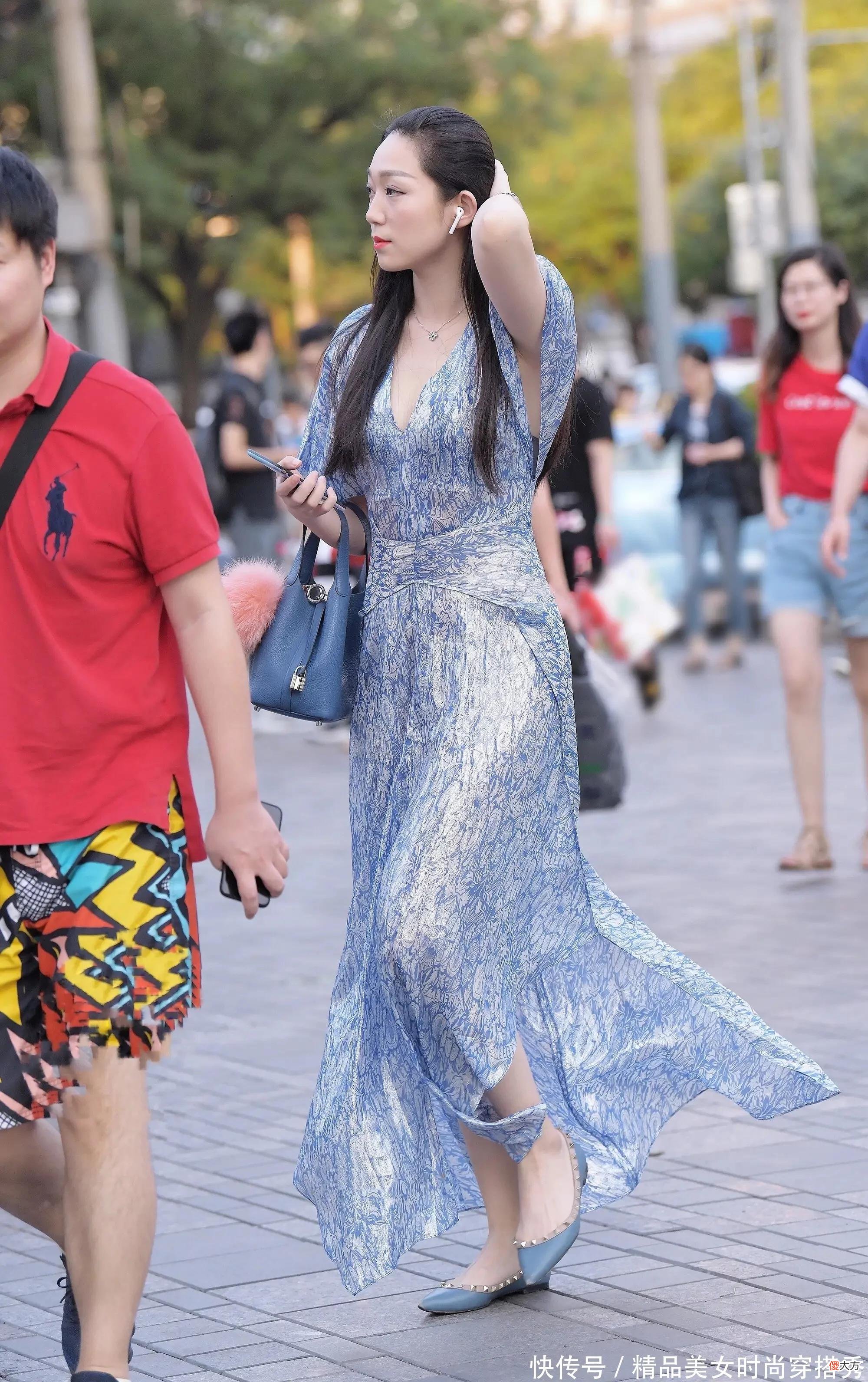 【就爱时尚】女子一身飘逸长裙，美艳动人，优雅气质尽在一颦一笑中！！