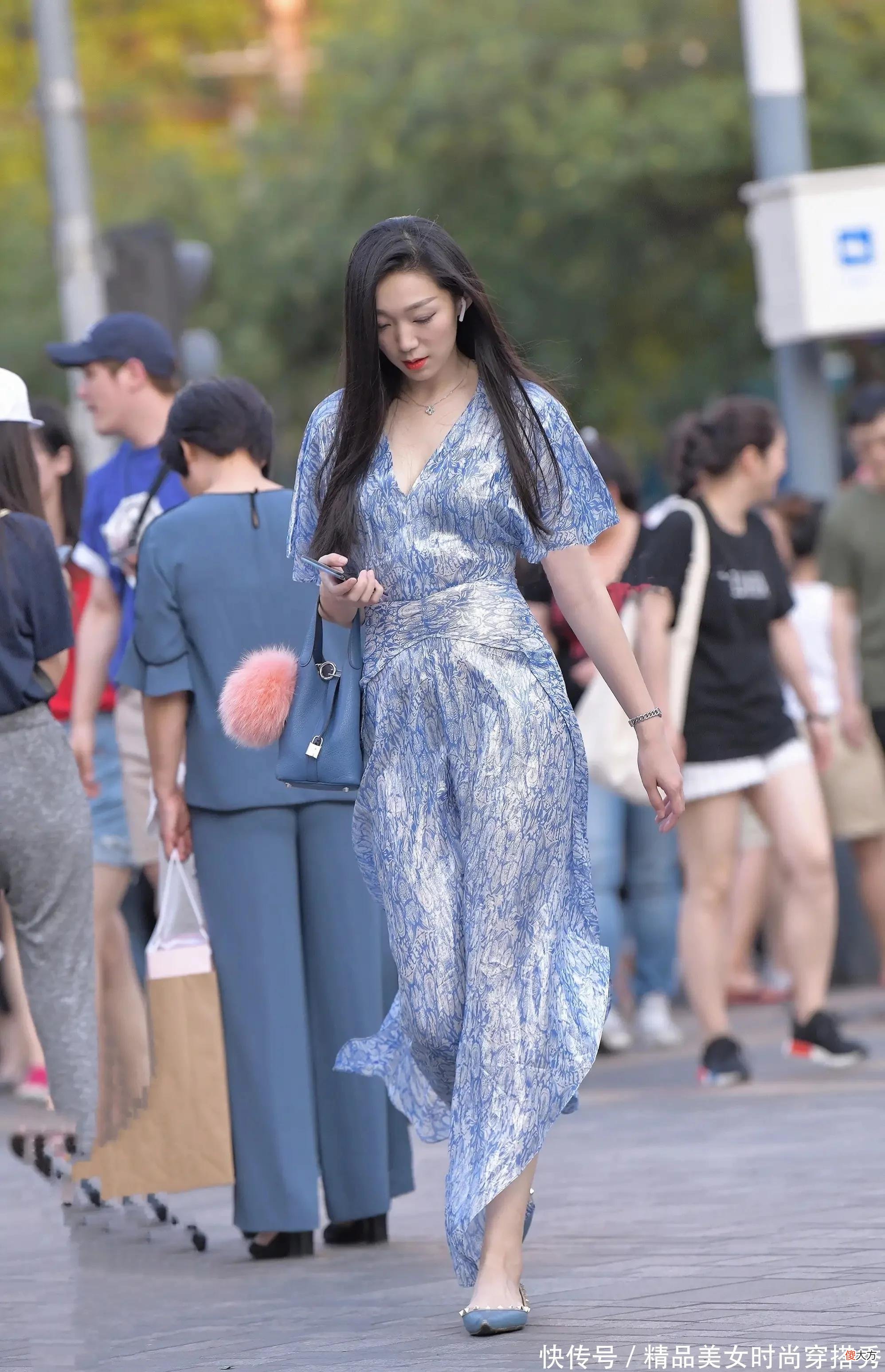 【就爱时尚】女子一身飘逸长裙，美艳动人，优雅气质尽在一颦一笑中！！