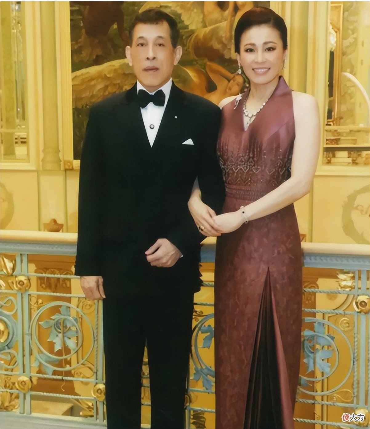 【时尚一点】苏提达又换新首饰，红珠宝与白珍珠用黄金连接，为新造型添彩不少