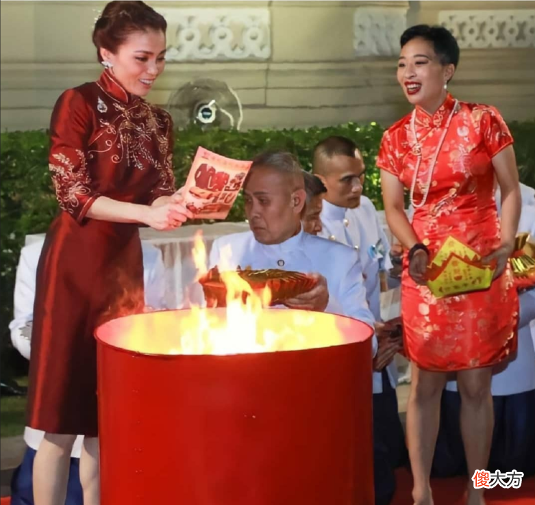【时尚一点】苏提达又换新首饰，红珠宝与白珍珠用黄金连接，为新造型添彩不少