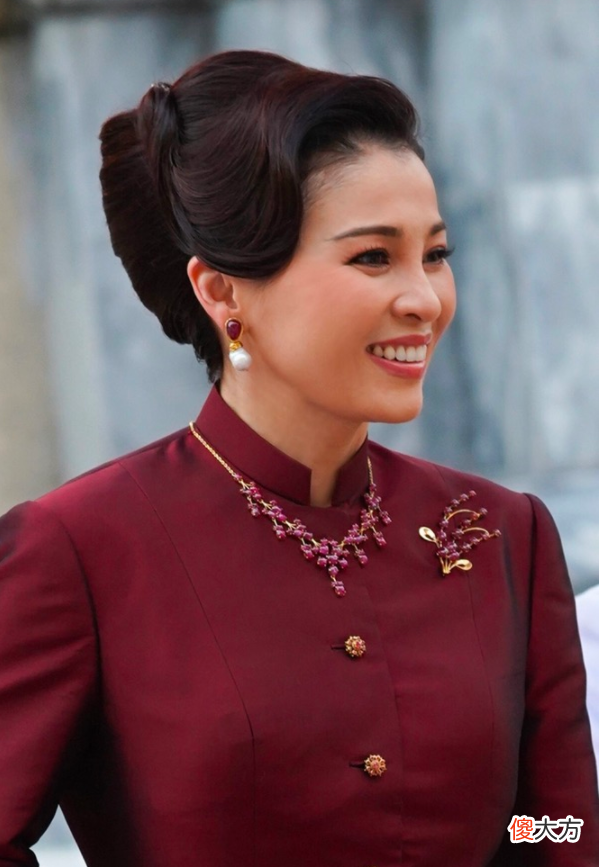 【时尚一点】苏提达又换新首饰，红珠宝与白珍珠用黄金连接，为新造型添彩不少