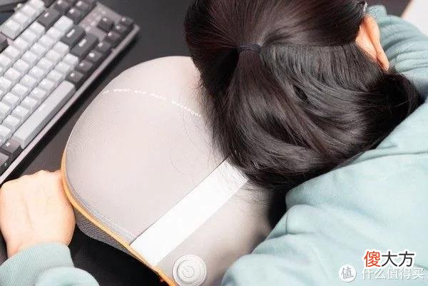 【时尚一点】当代白领打工人不可错失的放松好物，SKG按摩腰靠T5评测