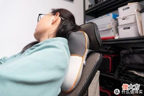 【时尚一点】当代白领打工人不可错失的放松好物，SKG按摩腰靠T5评测