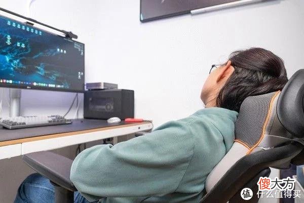 【时尚一点】当代白领打工人不可错失的放松好物，SKG按摩腰靠T5评测