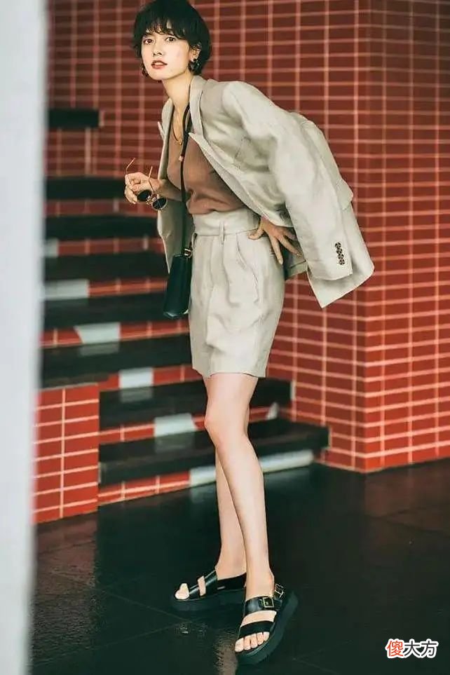 【就爱时尚】腰粗肩膀宽的40＋、50＋的女性如何提升衣品？这些小心思你一定要会