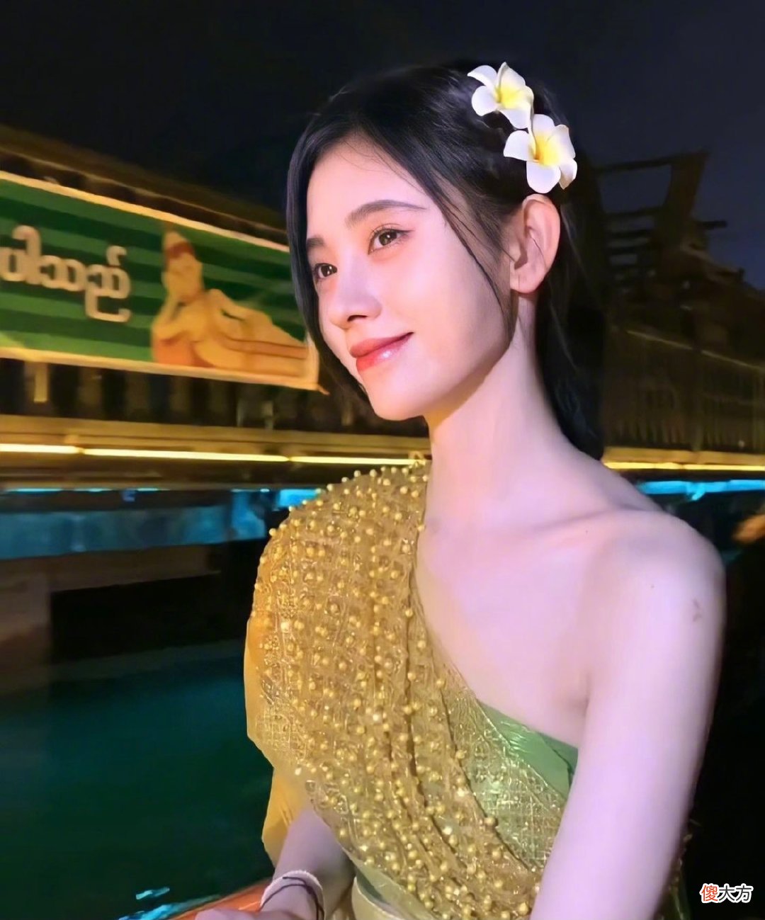 【就爱时尚】任敏首次扮傣族造型，高盘发露肩裙超难驾驭，不料她穿却惊艳了时光