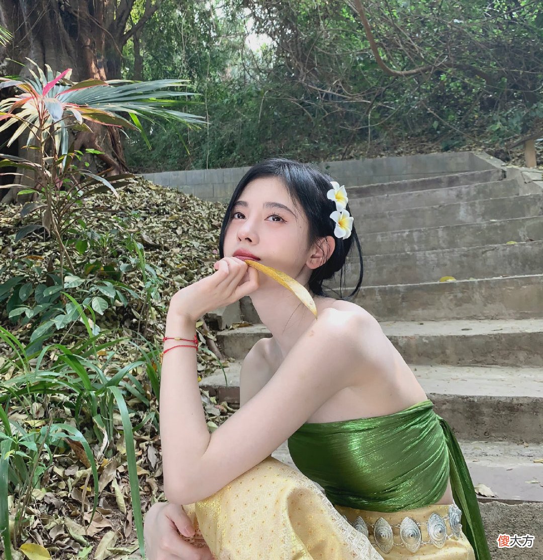 【就爱时尚】任敏首次扮傣族造型，高盘发露肩裙超难驾驭，不料她穿却惊艳了时光