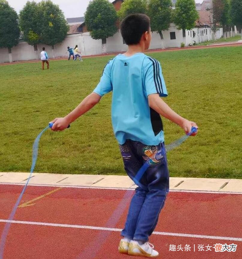父母身高一般，12岁儿子却长到180cm，这3点很关键