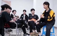 【游戏世界】王者荣耀：首发5人解散重组，飞牛一脸懵，花木兰玩家内卷这么厉
