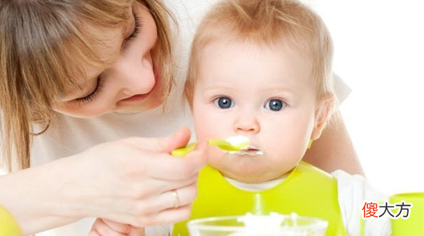 宝宝6个月龄了，母乳和辅食如何安排？新手妈妈提前了解避免做错
