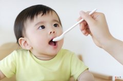 宝宝6个月龄了，母乳和辅食如何安排？新手妈妈提前了解避免做错